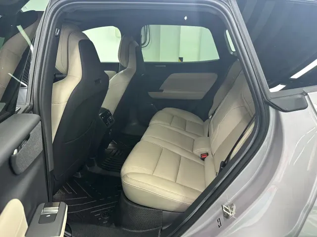 Volvo XC70 Plug-in Hybrid — Фото автомобиля 9