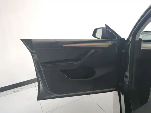 Tesla Model Y — Фото автомобиля 7