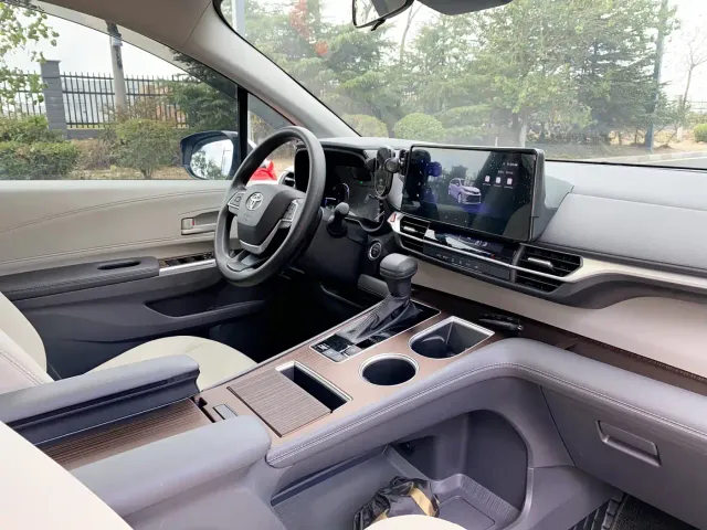 Toyota Sienna — Фото автомобиля 25