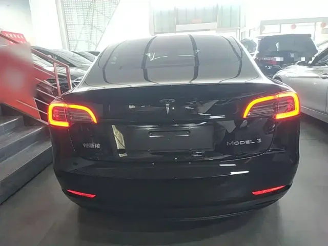 Tesla Model 3 — Фото автомобиля 5