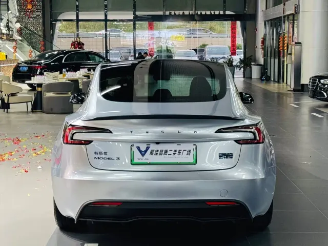 Tesla Model 3 — Фото автомобиля 8