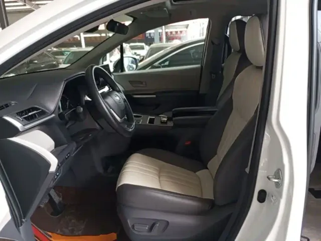 Toyota Sienna — Фото автомобиля 14