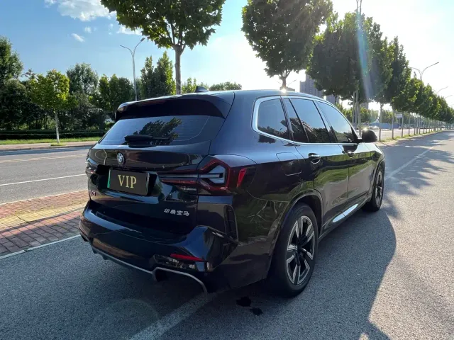 BMW iX3 — Фото автомобиля 11