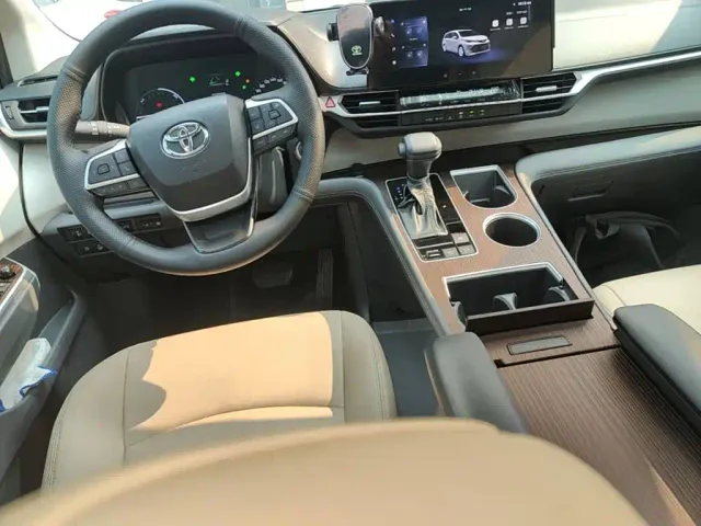 Toyota Sienna — Фото автомобиля 9
