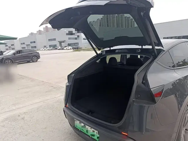 Tesla Model Y — Фото автомобиля 18