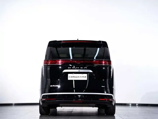 Denza D9 — Фото автомобиля 7