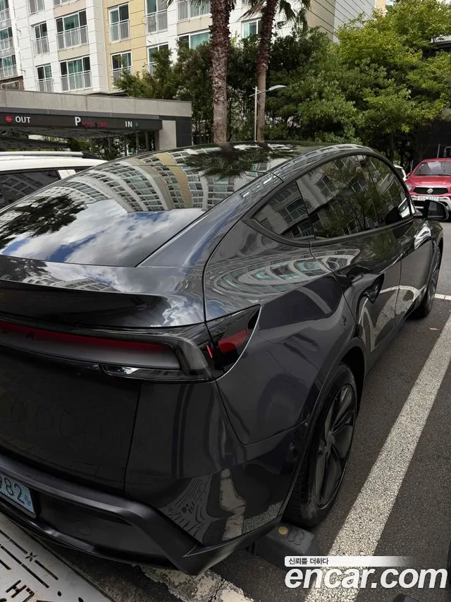 Tesla Model Y — Фото автомобиля 3