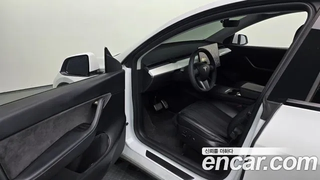 Tesla Model Y — Фото автомобиля 11