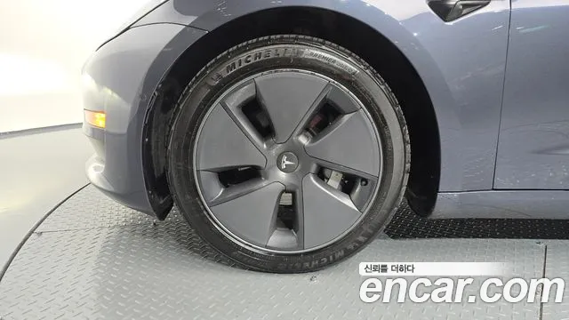 Tesla Model 3 — Фото автомобиля 5