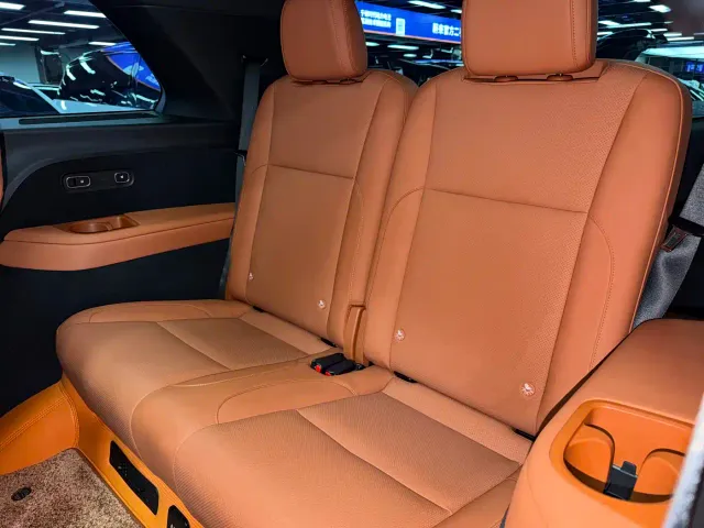Li Auto L8 — Фото автомобиля 10