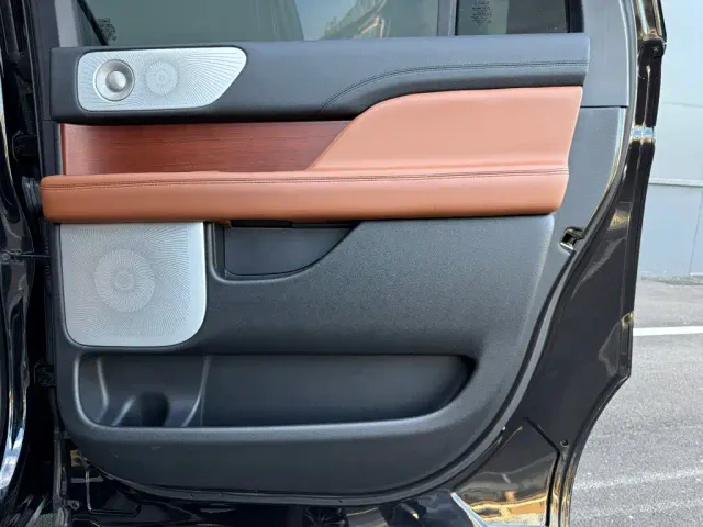 Lincoln Navigator — Фото автомобиля 24