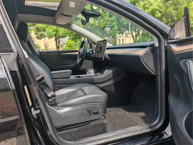 Tesla Model Y — Фото автомобиля 16