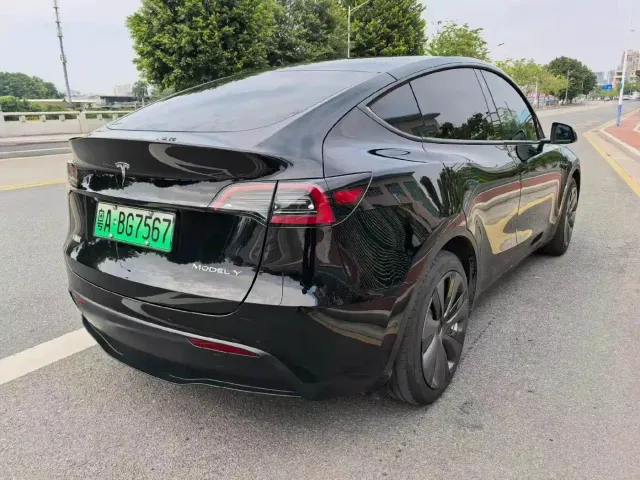 Tesla Model Y — Фото автомобиля 4