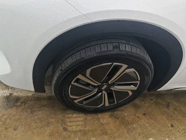 Geely Galaxy Starship 7 EM-i — Фото автомобиля 22