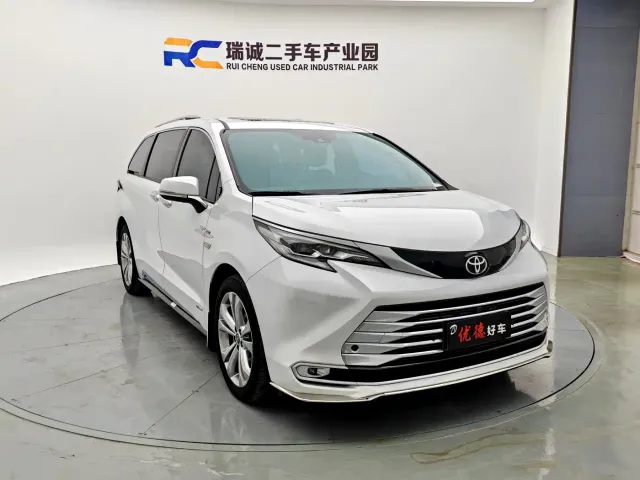 Toyota Sienna — Фото автомобиля 23