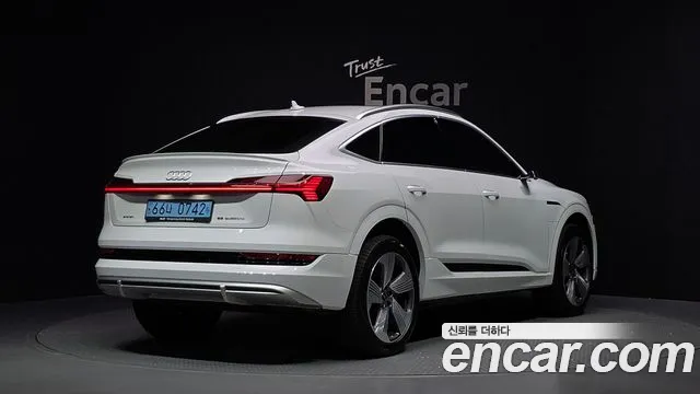 Audi e-tron — Фото автомобиля 2