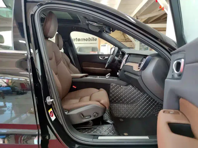 Volvo XC60 — Фото автомобиля 8