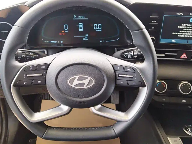 Hyundai Elantra — Фото автомобиля 5