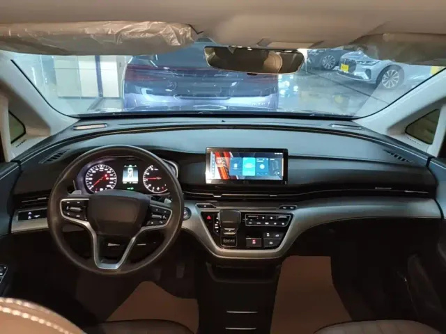Roewe iMAX8 — Фото автомобиля 9