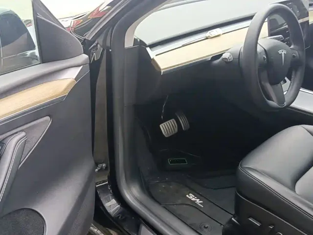 Tesla Model Y — Фото автомобиля 15