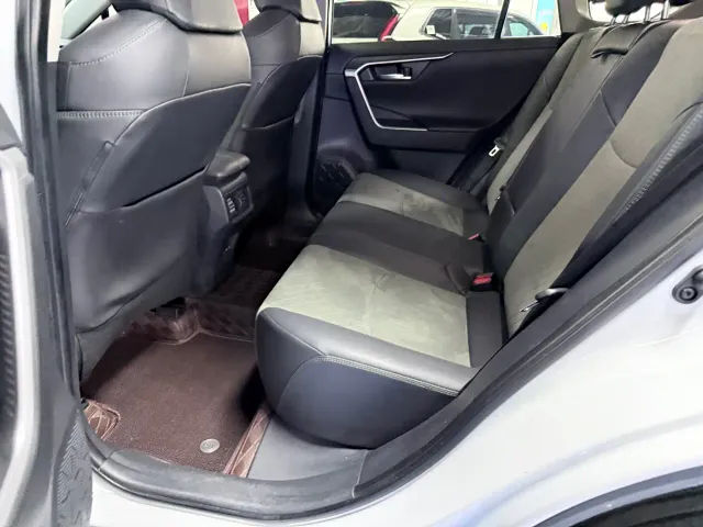 Toyota RAV4 — Фото автомобиля 11