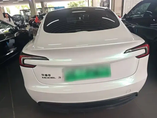 Tesla Model 3 — Фото автомобиля 5