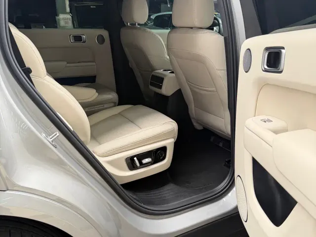 Li Auto L8 — Фото автомобиля 10