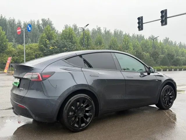 Tesla Model Y — Фото автомобиля 8