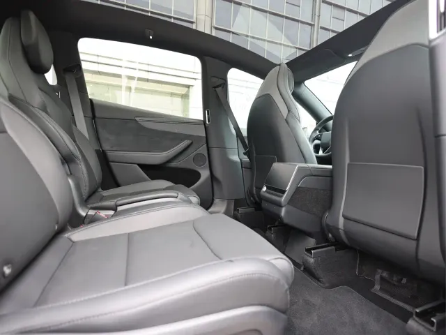Tesla Model Y L — Фото автомобиля 14