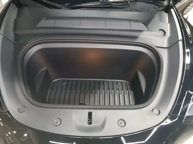 Tesla Model Y — Фото автомобиля 19