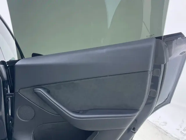 Tesla Model Y — Фото автомобиля 17
