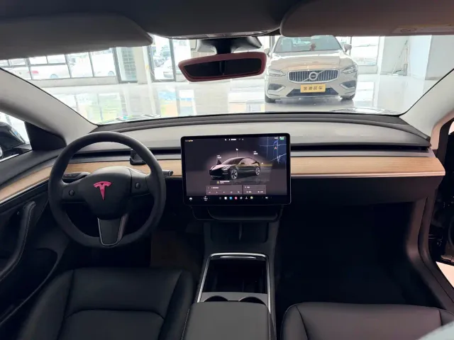 Tesla Model 3 — Фото автомобиля 4