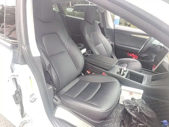 Tesla Model 3 — Фото автомобиля 24