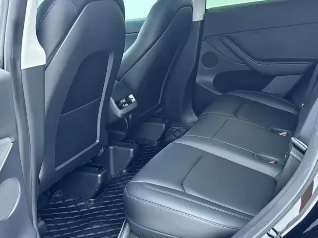 Tesla Model Y — Фото автомобиля 9