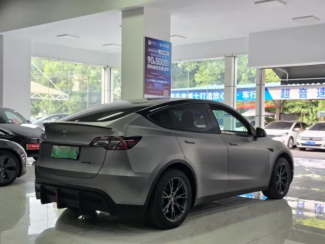 Tesla Model Y — Фото автомобиля 13
