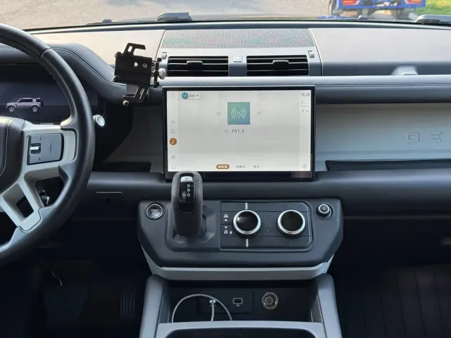 Land Rover Defender — Фото автомобиля 14