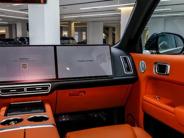 Li Auto L8 — Фото автомобиля 24