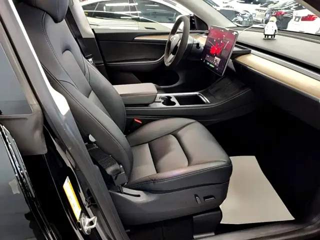 Tesla Model Y — Фото автомобиля 24
