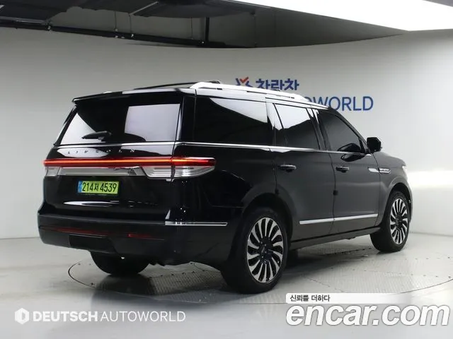 Lincoln Navigator — Фото автомобиля 2