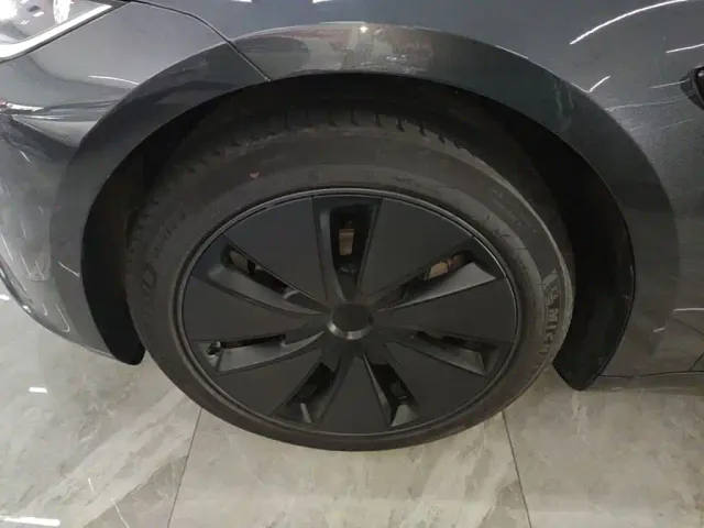 Tesla Model 3 — Фото автомобиля 22