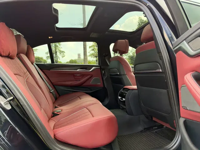 BMW 5 Series — Фото автомобиля 11