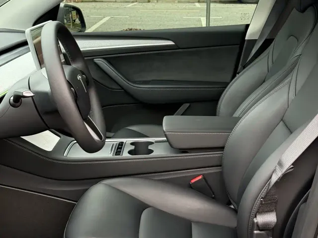 Tesla Model Y — Фото автомобиля 8