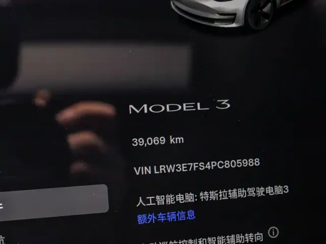 Tesla Model 3 — Фото автомобиля 16