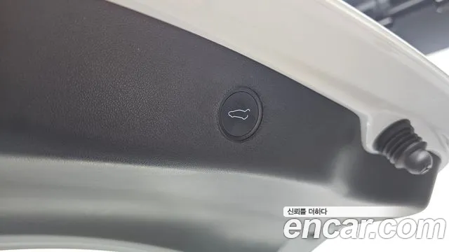 Tesla Model 3 — Фото автомобиля 28