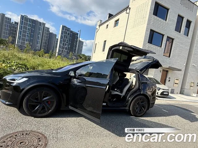 Tesla Model X — Фото автомобиля 17