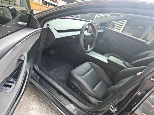 Tesla Model 3 — Фото автомобиля 15