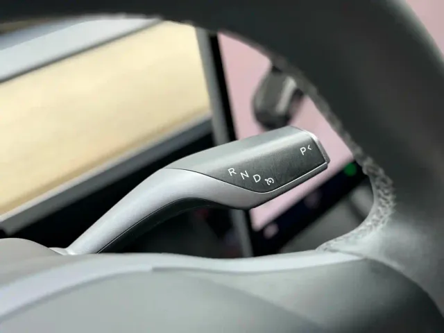 Tesla Model Y — Фото автомобиля 20