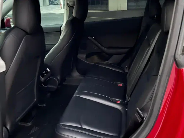Tesla Model Y — Фото автомобиля 8