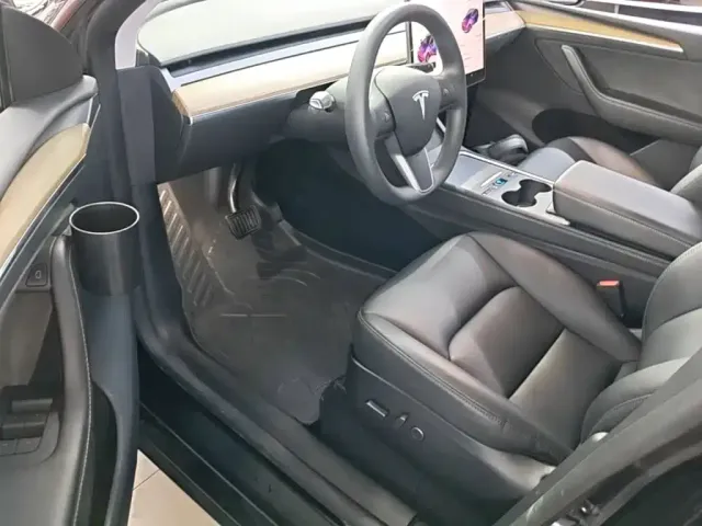 Tesla Model Y — Фото автомобиля 15