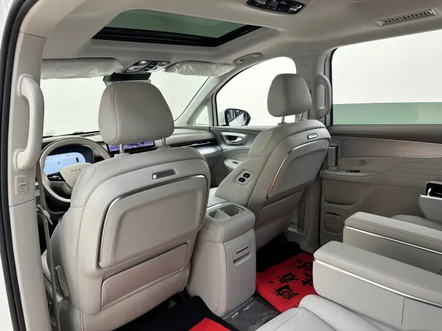 Roewe iMAX8 — Фото автомобиля 18